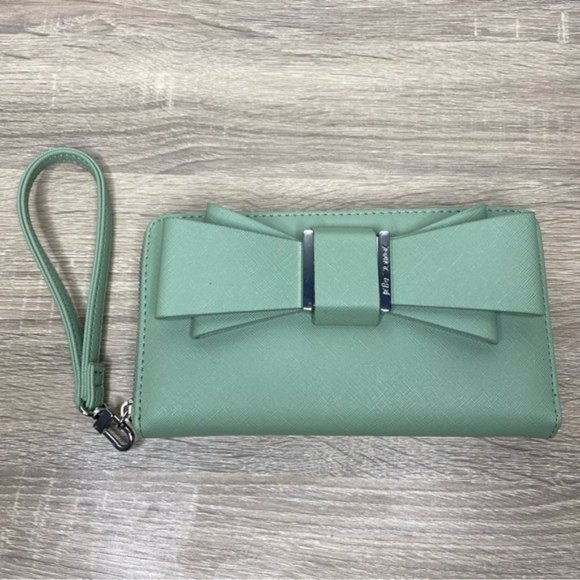 Betsey Johnson Handbags - Betsey Johnson Green Boxed Zip Around Wallet Wristlet NWOT
